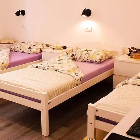 Crogrey Quad Apartment Split